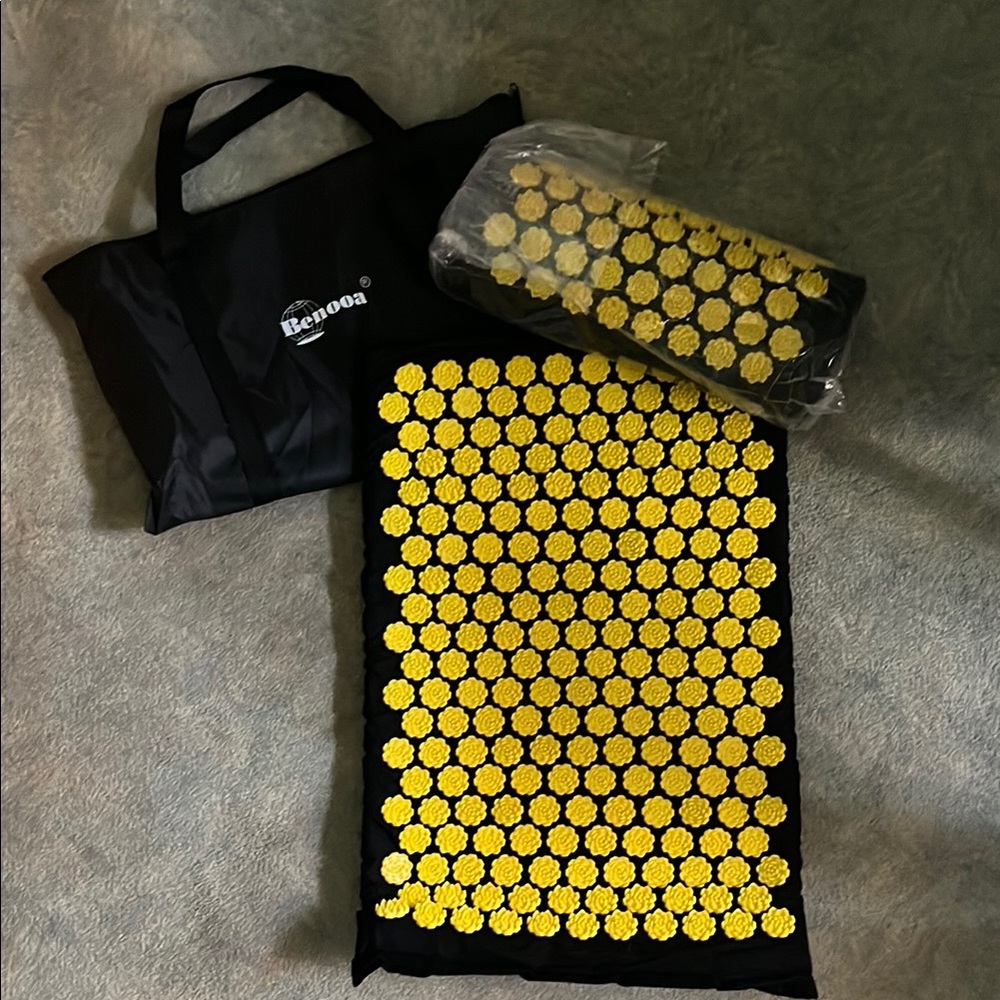Benoa Black Mat Set with Yellow Spikes